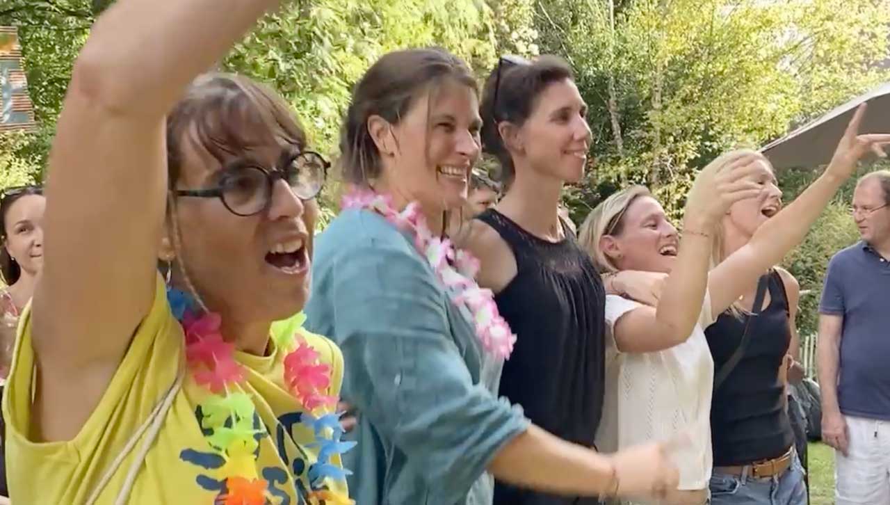 Les voisins dansent et sont déchaînés